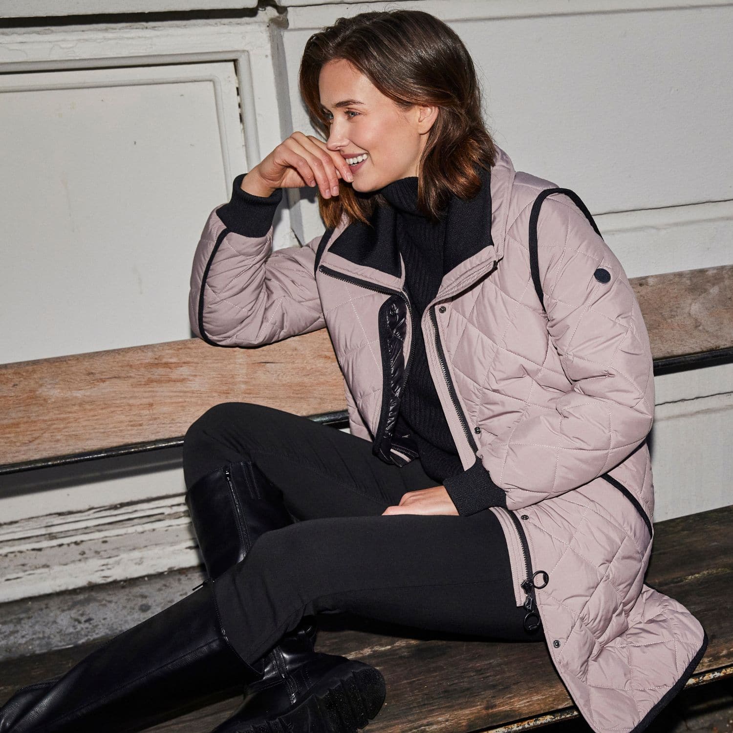Modell iförd rosa quiltad övergångsjacka med svarta detaljer, stylad för höstmodet 2025