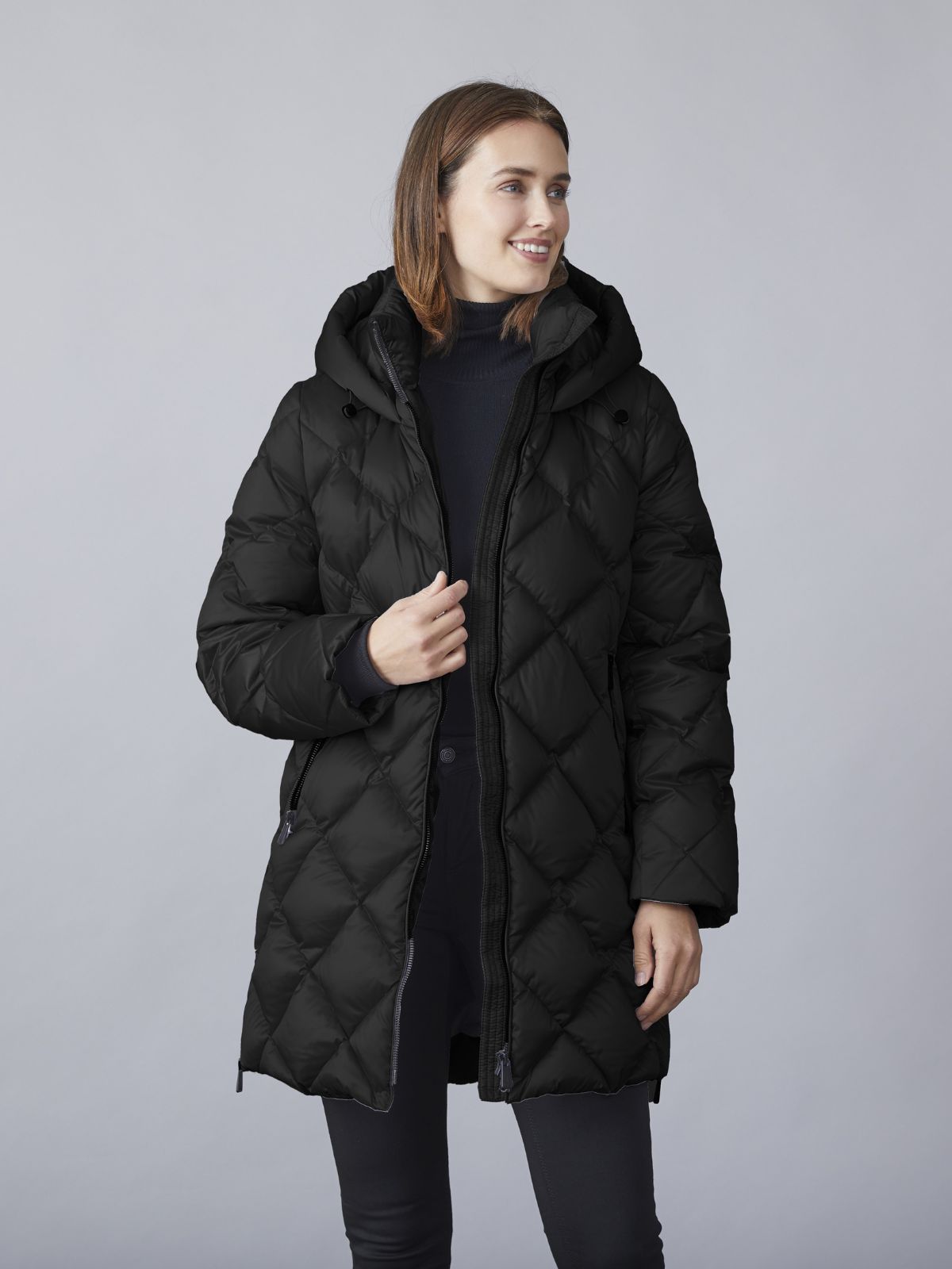 Karma Black lång quiltad dunjacka för damer med huva och diamantmönster.