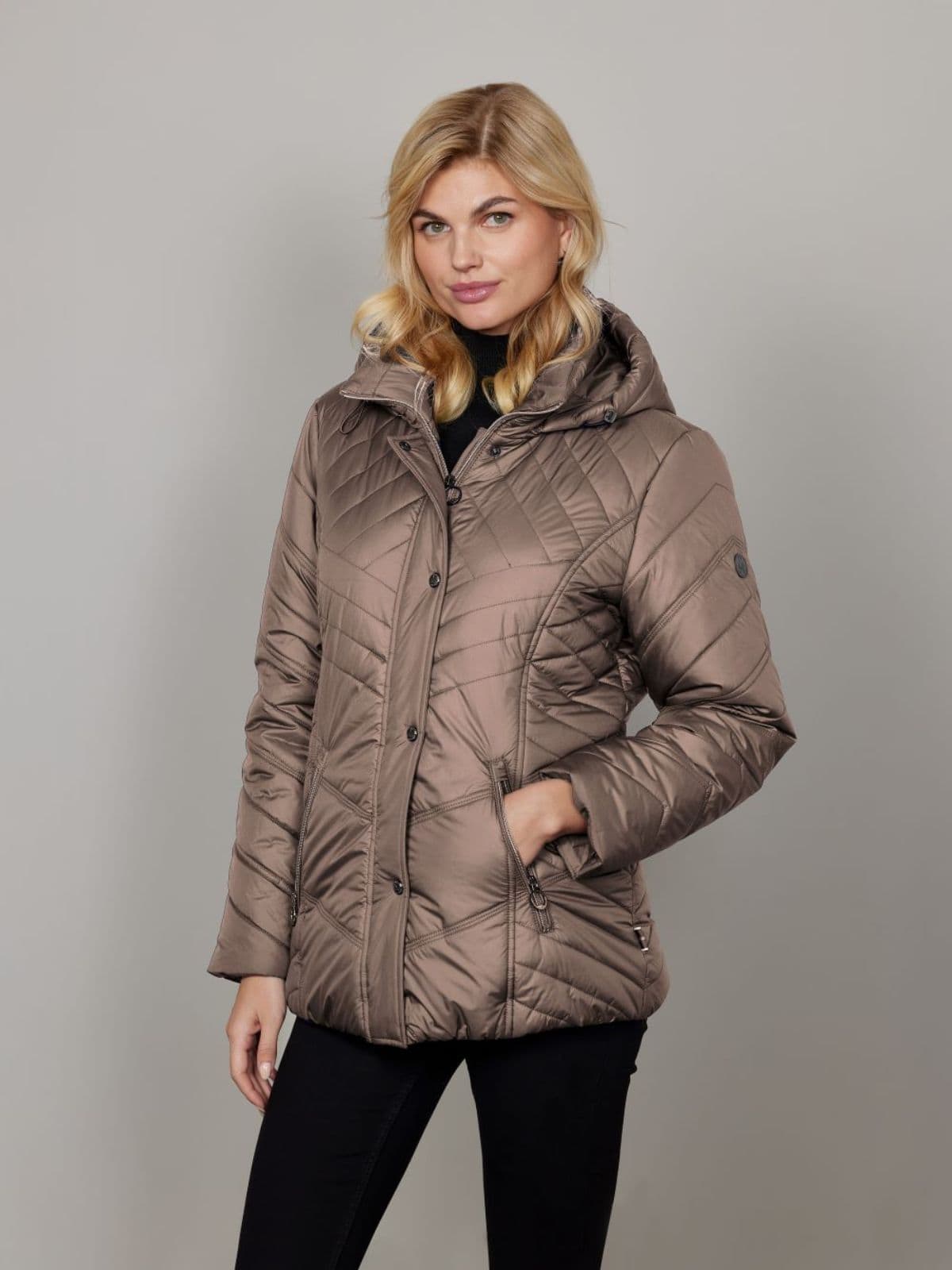 Kate quiltad höstjacka i taupe med diagonalt mönster och avtagbar huva för damer.