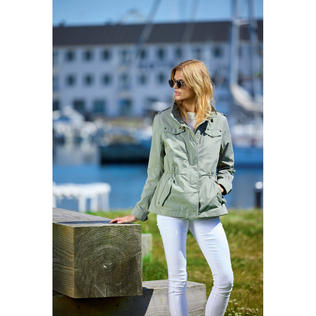 Junge Nala Kv. 46 42-Light Olive