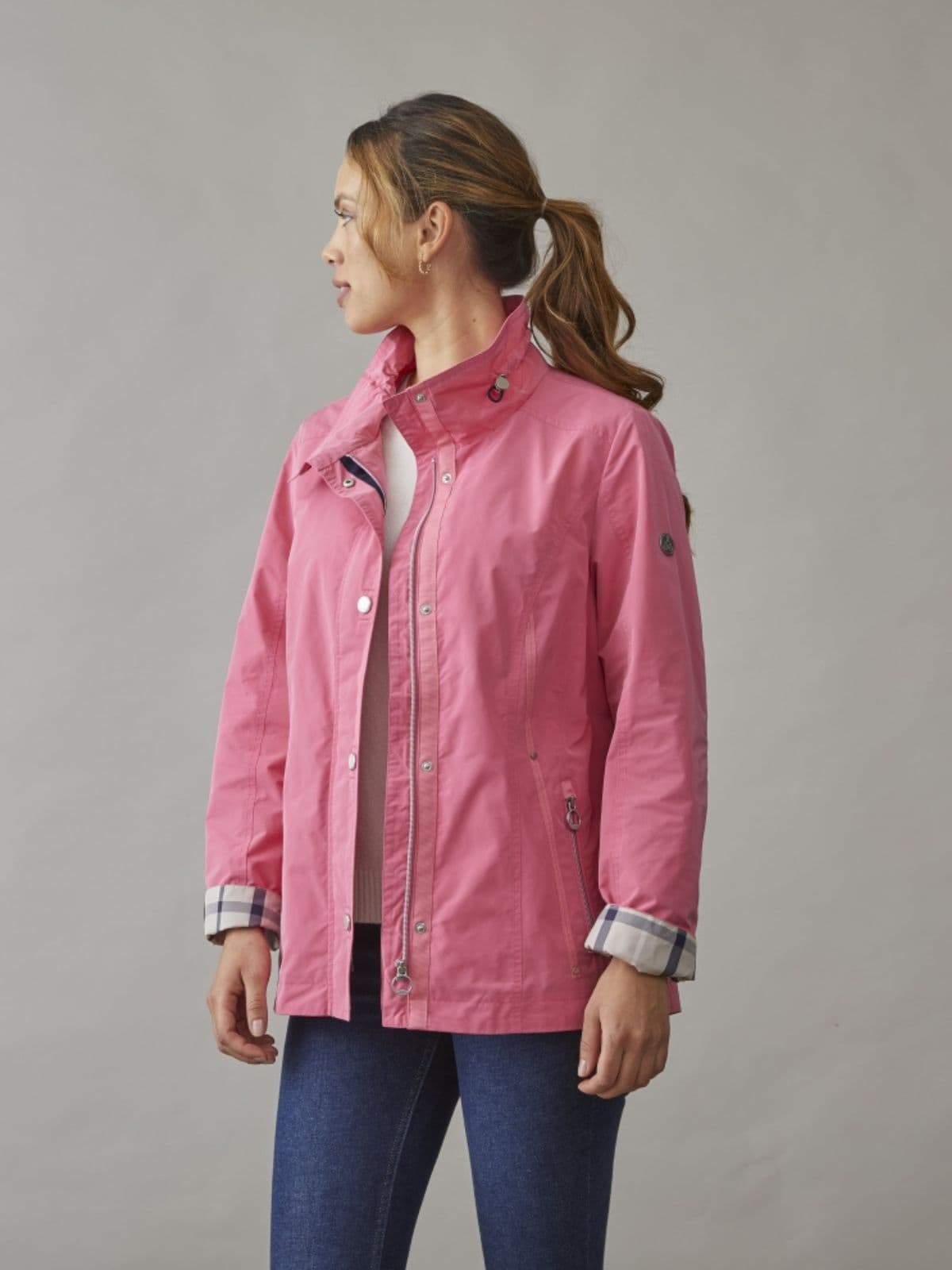 Lone är en övergångsjacka för dam i raspberry som ger vårgarderoben en frisk och feminin färg.