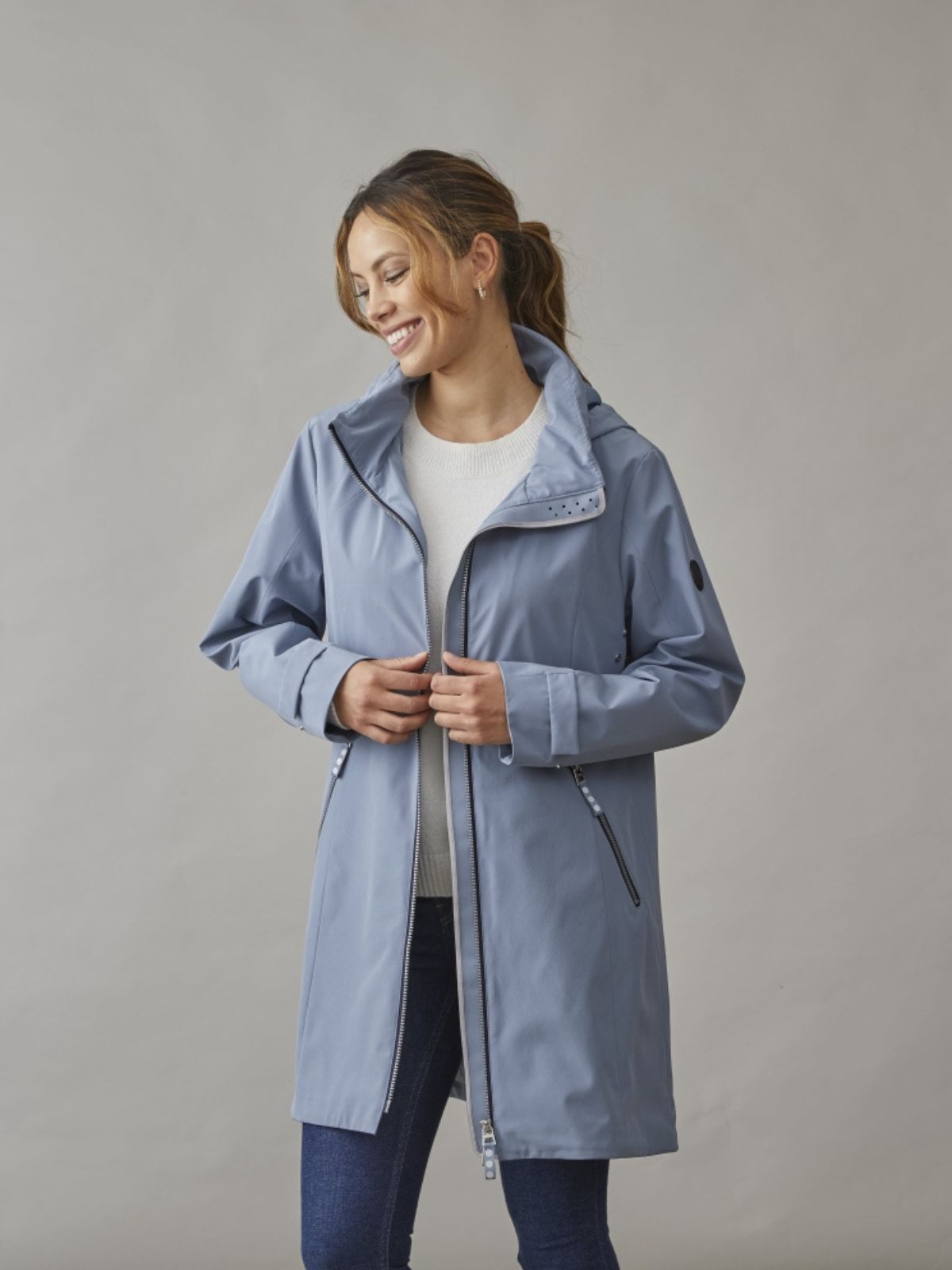 Lydia är en modern övergångsjacka för dam i ocean blue med lätt konstruktion och minimalistisk design.