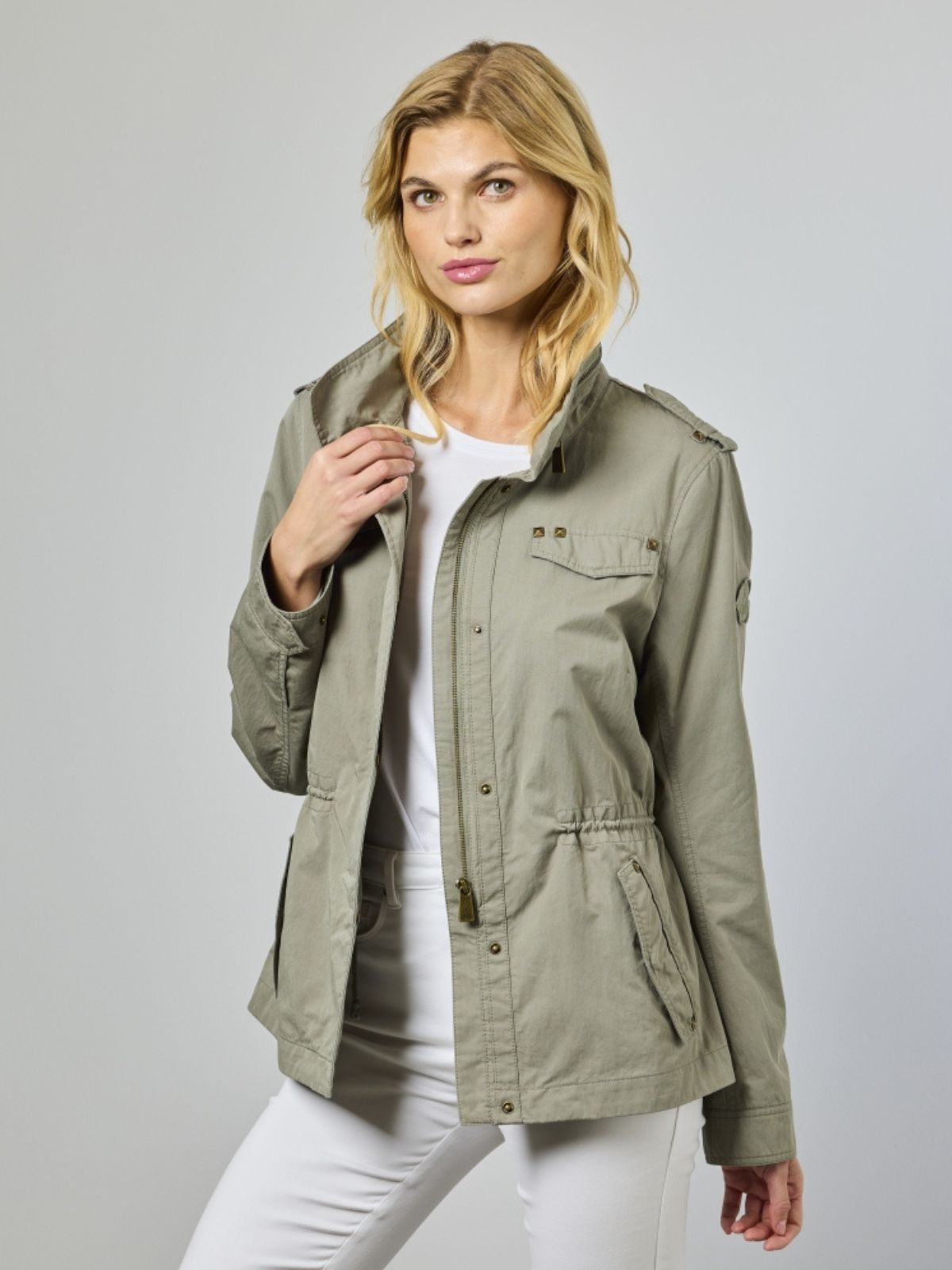 Nala är en vårjacka för dam i light olive med en stilren silhuett och en naturlig ton.