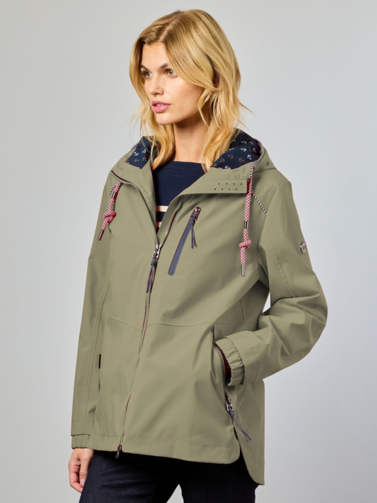 Noa är en funktionsjacka för dam i light olive med ett lätt uttryck och praktisk design för våren.