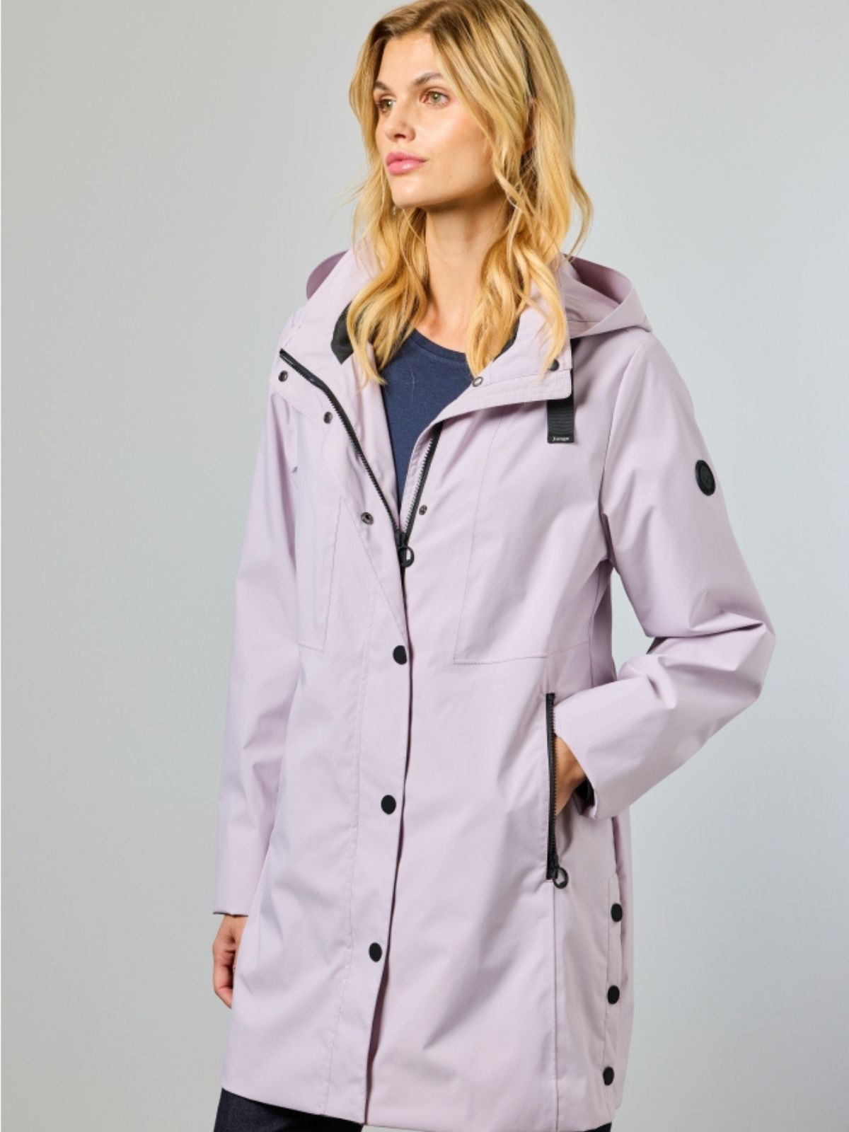 Noabelle är en lång övergångsjacka för dam i lavender med mjuk färg och elegant silhuett för vårens outfits.