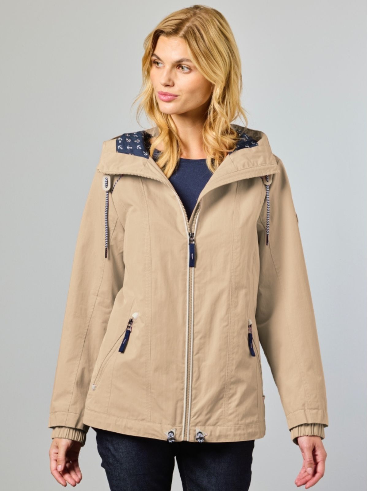 Nolia är en lätt funktionsjacka för dam i sand som passar bra i skiftande vårväder.