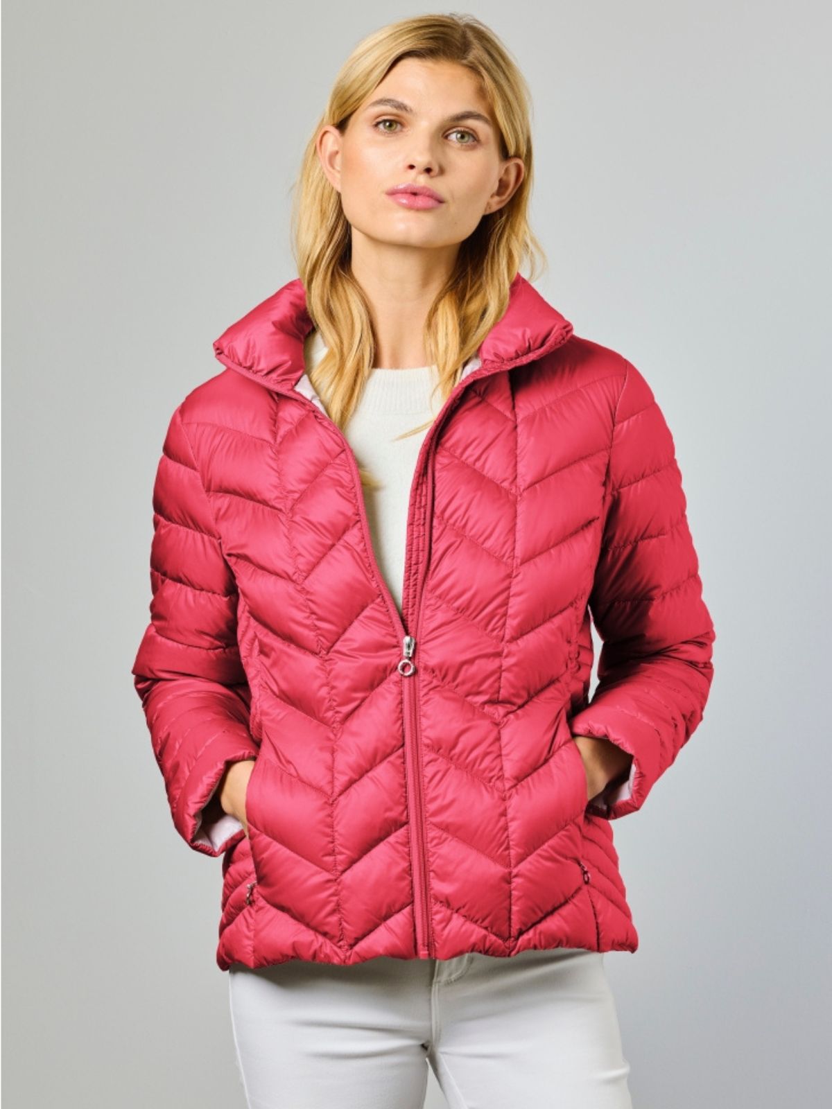 Daisy är en quiltad vårjacka för dam i raspberry med en lätt silhuett och en klar färg som ger outfiten liv.