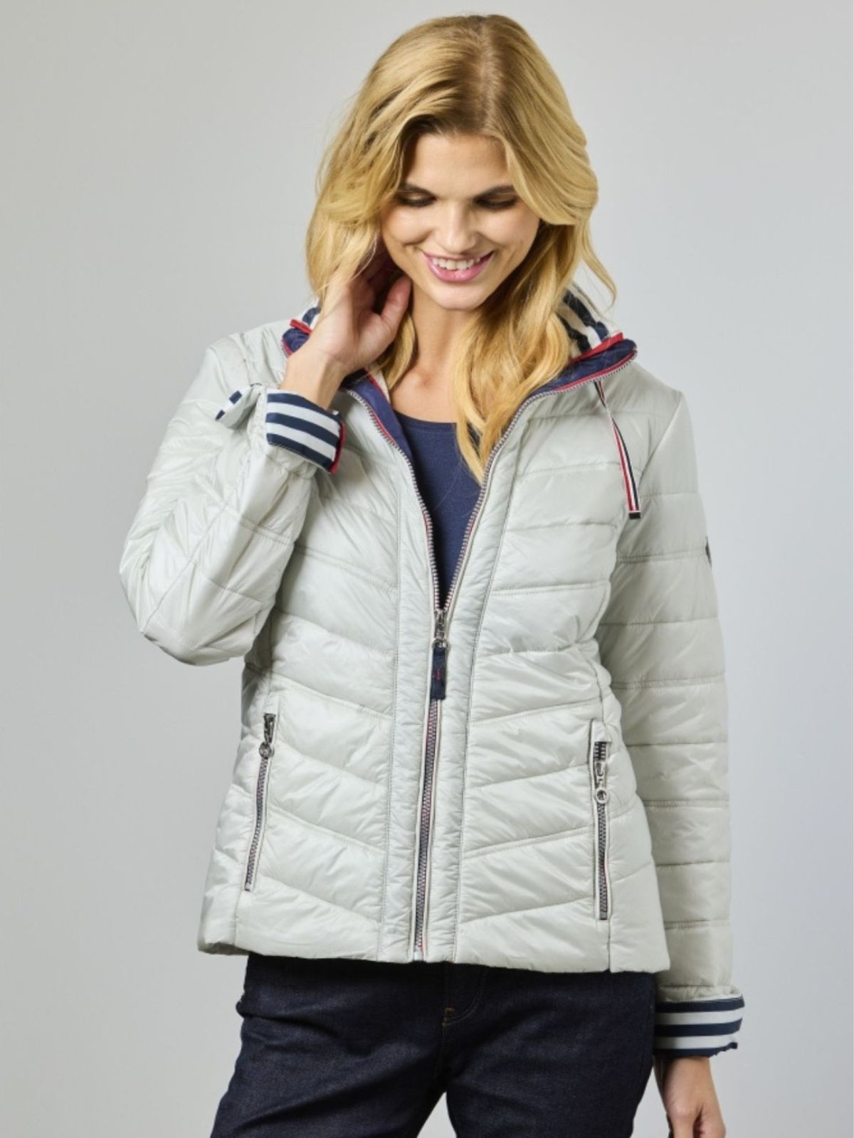 Elizabeth er en quiltad vårjacka för dam i silver med ett lätt och elegant uttryck för våren.