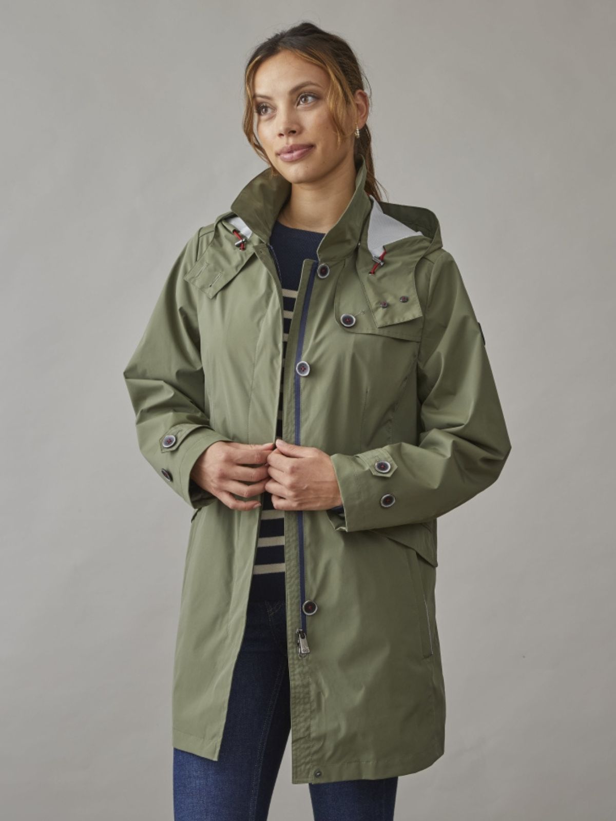 Laerke är en funktionell övergångsjacka för dam i olive med klassiskt uttryck och praktiska detaljer för vardagen.