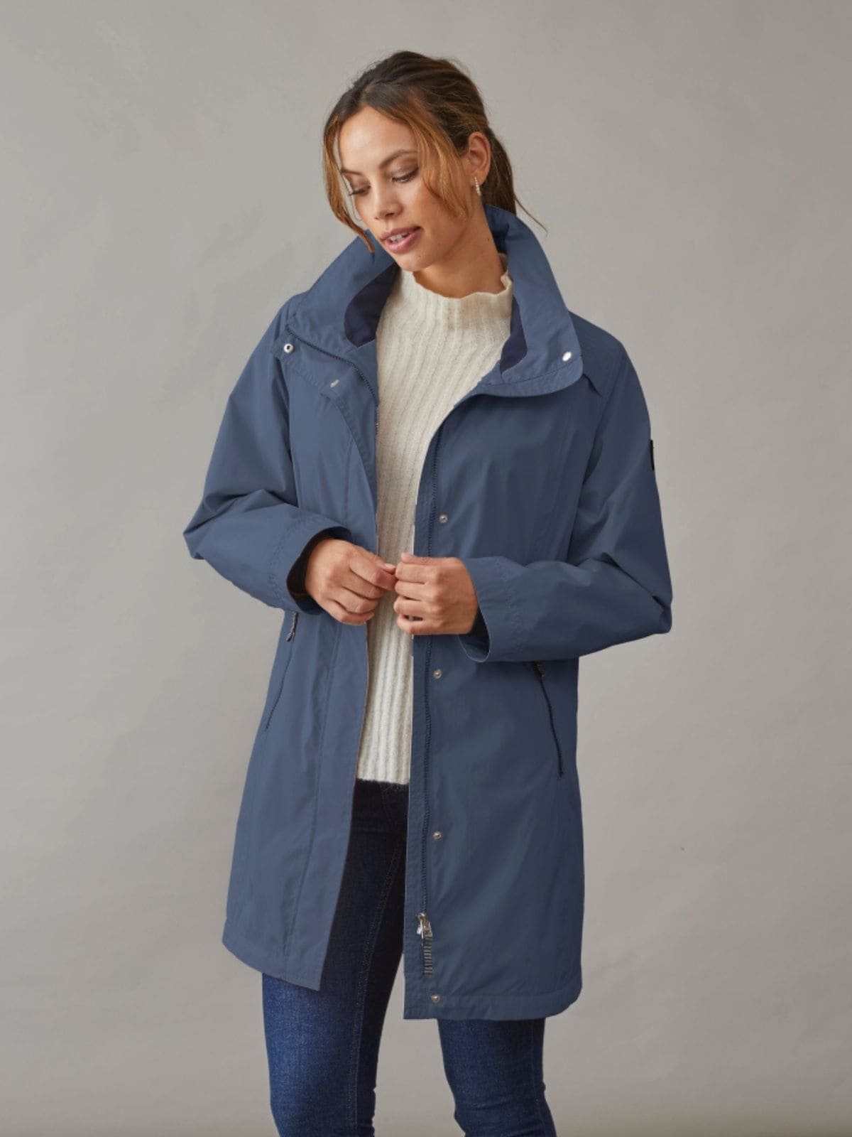 Lina är en elegant övergångsjacka för dam i midnight blue med rena linjer och ett stilrent uttryck för våren.