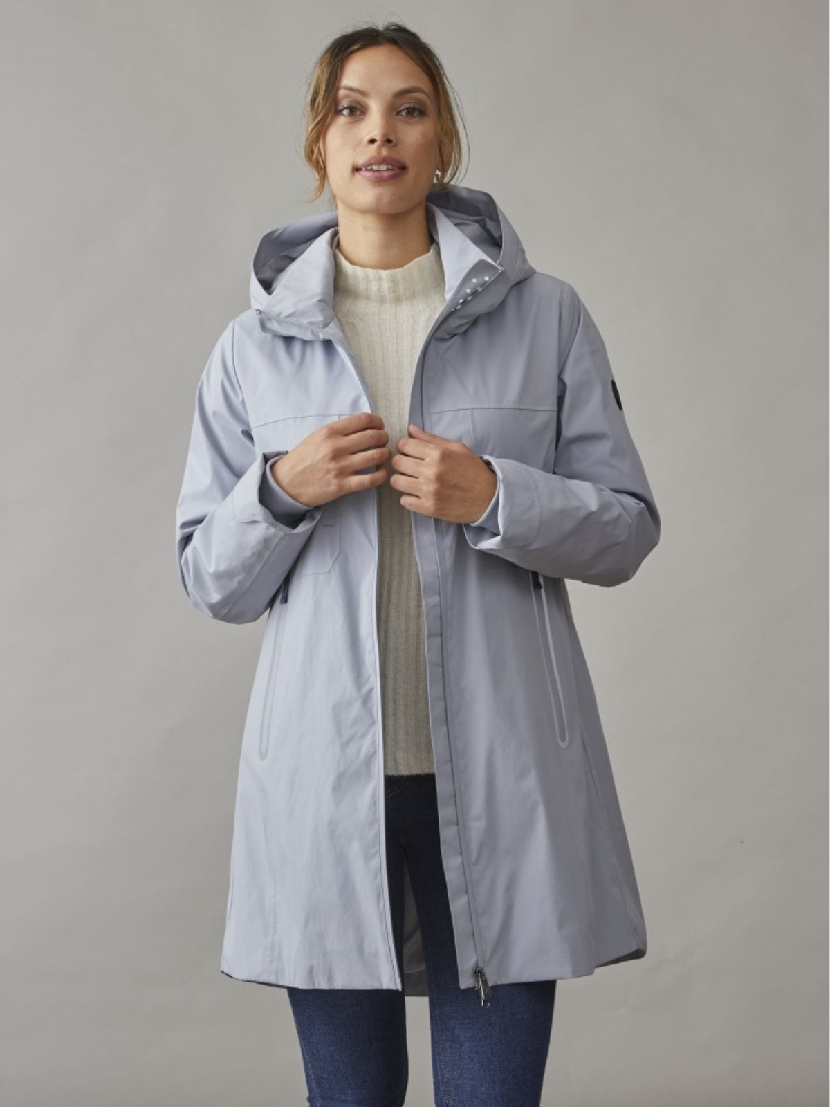 Lis är en klassisk övergångsjacka för dam i dolphin med ett enkelt och tidlöst uttryck för vardag och arbete.