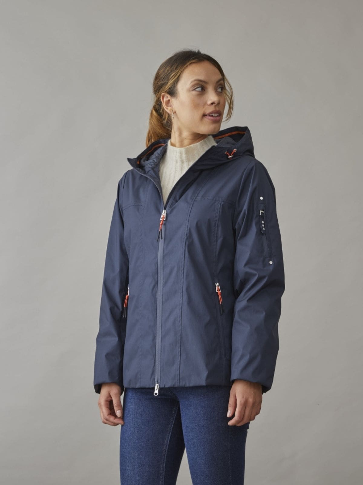 Liva är en funktionsjacka för dam i navy med lätt konstruktion och ett sportigt uttryck för våren.