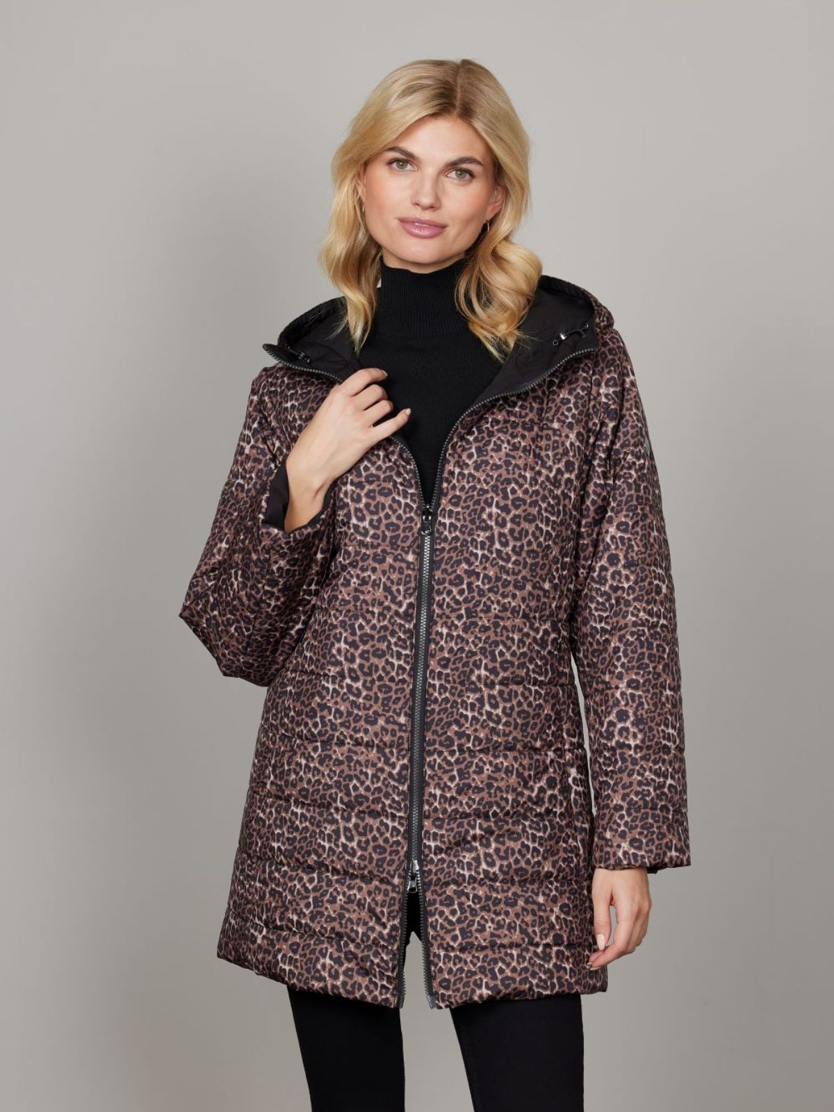 Modell iförd Makenzie övergångsjacka med leopardmönster i vändbar design med huva och comfort fit.
