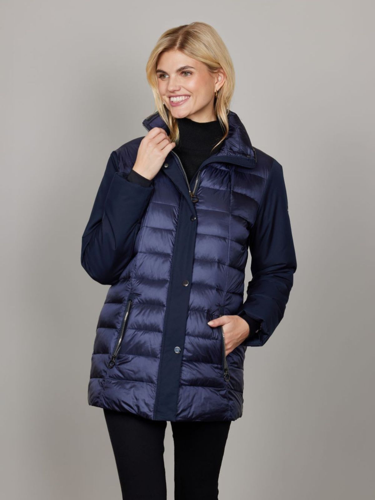 Modell iförd navy Monalisa quiltad övergångsjacka för damer med lätt fyllning, dragkedja och feminina detaljer.