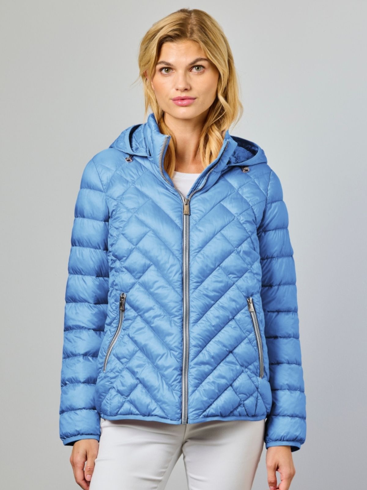 Naja är en vårjacka för dam i ocean blue med en klar blå nyans och ett modernt uttryck.