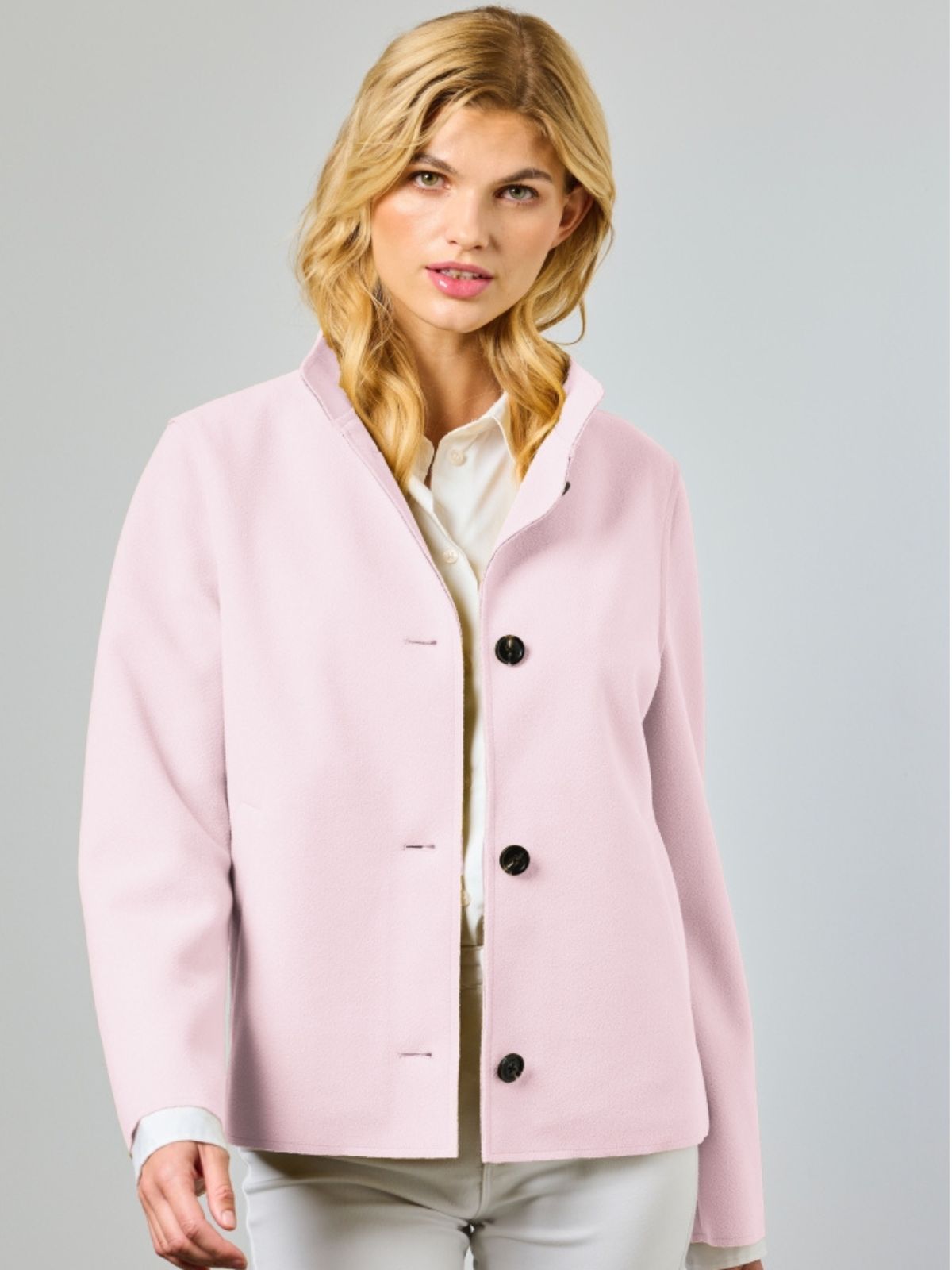 Natalie är en vårjacka för dam i rose med ett feminint uttryck och en mjuk rosa nyans.