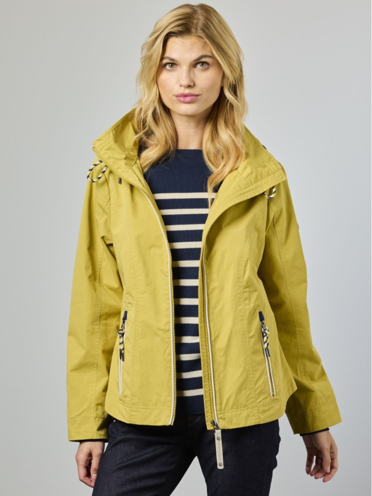 Nera är en funktionsjacka för dam i dijon med en sportig silhuett och ett modernt uttryck.