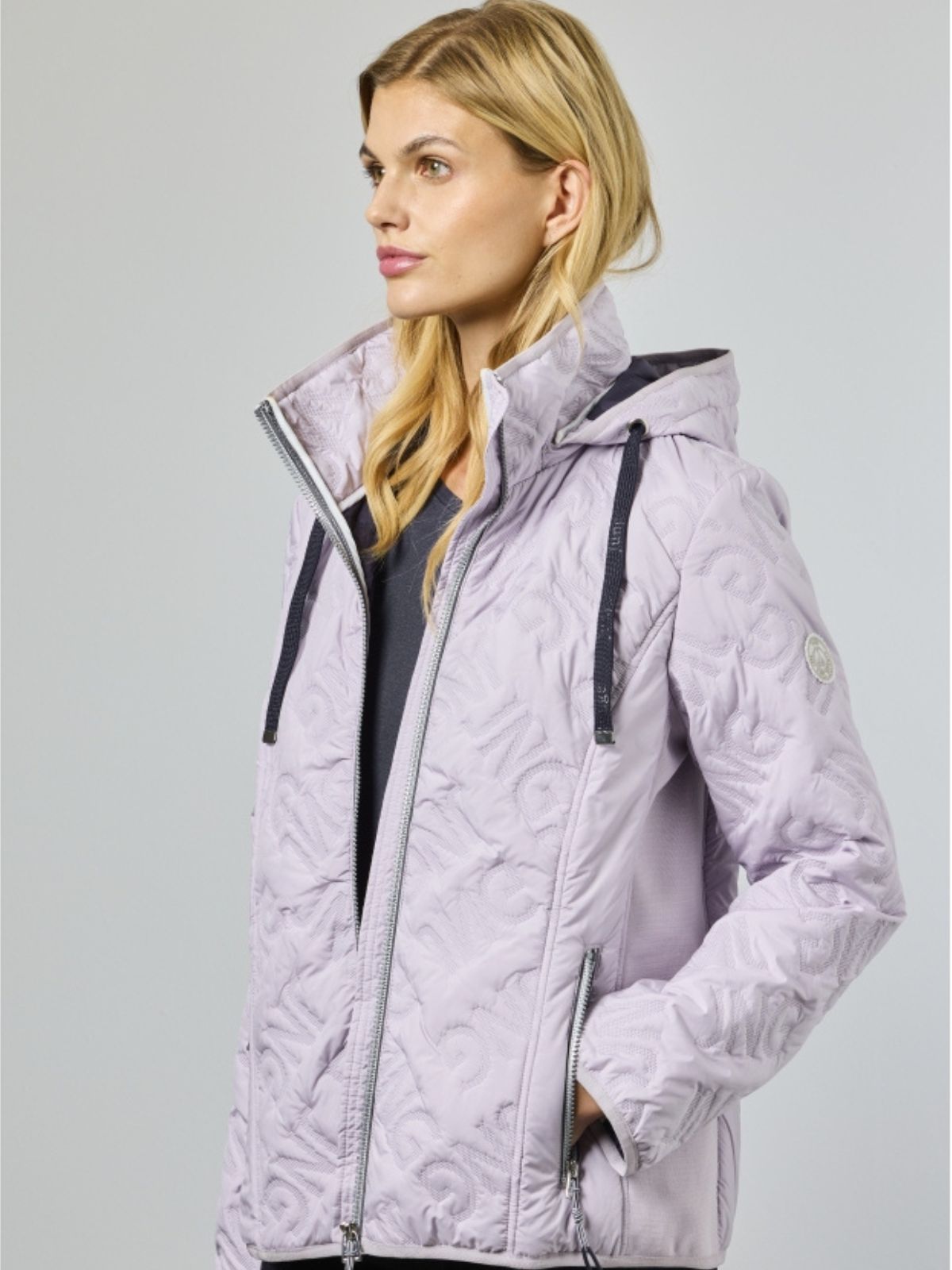 Nivi är en vårjacka för dam i lavender med ett lätt uttryck och en mjuk pastellton.