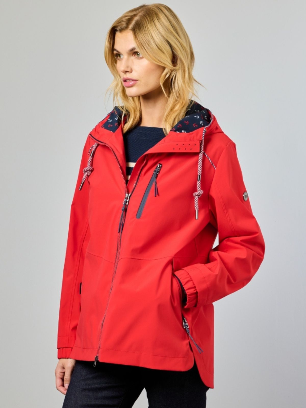 Noa är en röd funktionsjacka för dam med sportig design och ett tydligt uttryck för våren.