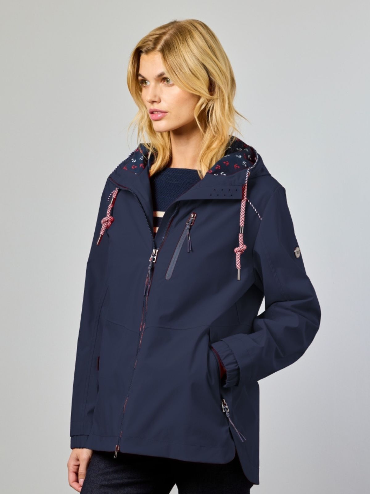 Noa är en övergångsjacka för dam i navy med sportig silhuett och tekniska detaljer för aktiv vardag.